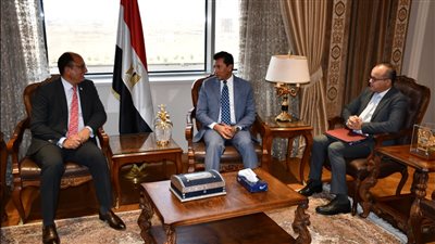 أشرف صبحي يستقبل رئيس جامعة حلوان لبحث سبل التعاون المشترك 