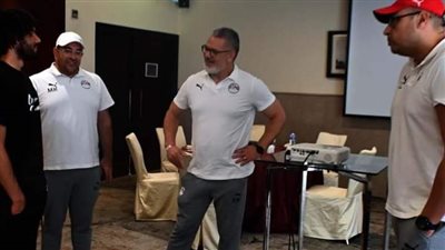 النني يصل معسكر المنتخب الأولمبي، وميكالي يستقبله بحفاوة 