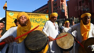 انطلاق مسيرة احتفال الصوفية بالعام الهجري الجديد من الدراسة، والأهالي يلقون عليها الحلويات (فيديو وصور)