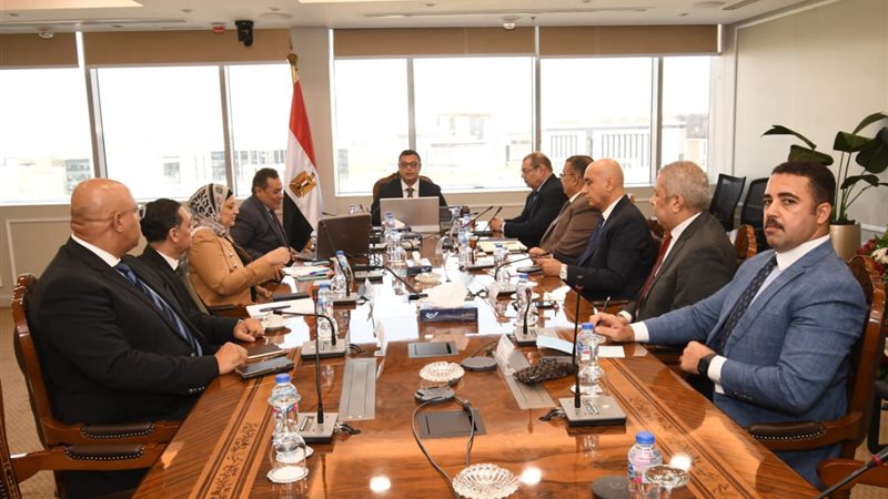 وزير الإسكان يناقش
