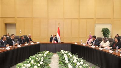 كامل الوزير يعقد لقاءا مع أعضاء اتحاد الصناعات ورؤساء الغرف الصناعية