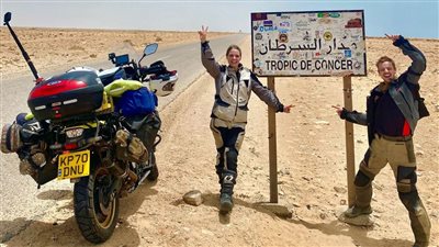 أصغر ثنائي يسافر حول العالم على متن دراجة نارية 