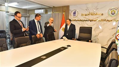 محافظ أسيوط يتابع حملة إزالة الإشغالات عبر مركز الشبكة الوطنية للطوارئ (صور)