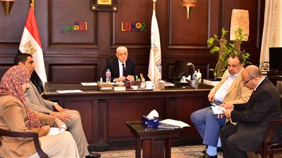 محافظ الأقصر يتابع سير العمل بمديرية التربية والتعليم وكثافة الفصول والمدارس 