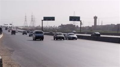 المرور يواصل تنظيم حركة المركبات أعلى دائري المعادي بعد سقوط سيارة عروسين بمياه النيل 