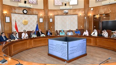 رئيس جامعة قناة السويس يناقش إجراءات التقدم للحصول على ضمان الجودة 