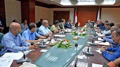 محافظ سوهاج يبحث تعظيم العائد الاقتصادي والاجتماعي من المشروعات الإنتاجية 