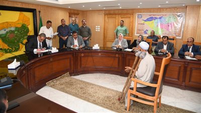 محافظ الفيوم يوجه بفرص عمل وعلاج علي نفقة الدولة خلال لقائه بالمواطنين