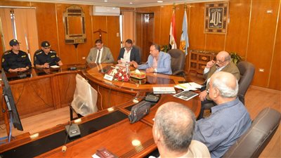 محافظ أسيوط يناقش معدلات إنجاز مشروعات مبادرة 