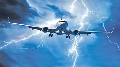 طائرة بريطانية تتعرض لصاعقة قوية أثناء تحليقها (فيديو)