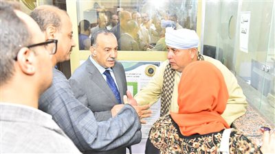 محافظ أسيوط يفاجئ العاملين بالإدارة الصحية بالفتح ويحيل اثنين للتحقيق