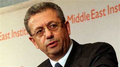 سياسي فلسطيني يعانق وزيرا إسرائيليا ويطالب بإدخال قوات دولية لغزة (فيديو)