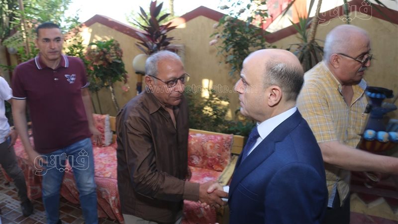 المحافظ يقدم العزاء