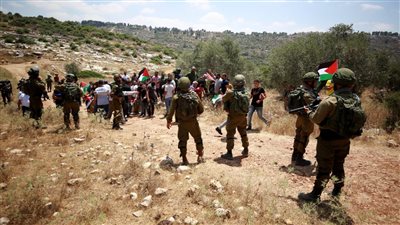 قوات الاحتلال تقتحم نابلس وقرية رامين بالضفة الغربية