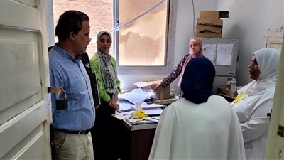نائب مدير التأمين الصحي بالشرقية يفاجئ العيادات بزيارة تفقدية (صور)