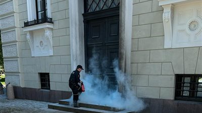 اعتقال رجل حاول إشعال النار في القصر الملكي بأوسلو (صور وفيديو)