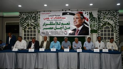 اجتماع قيادات هيئة السكك الحديدية بالعاملين بنادٍ بالمنيا (صور) 