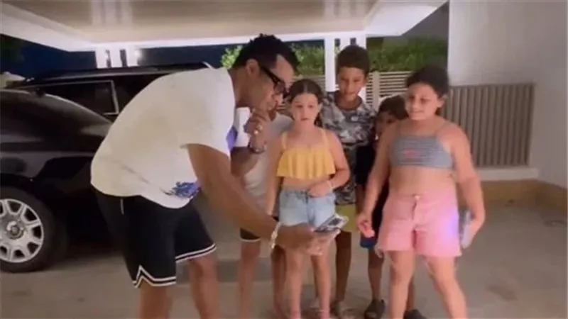 محمد رمضان وابنه