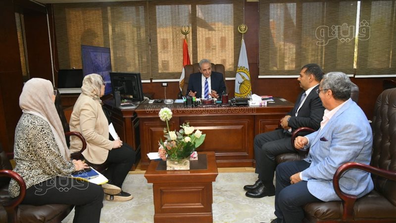 محافظ الغربية يعقد