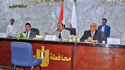 محافظ سوهاج يعقد لقاءه الأول بالمواطنين لبحث شكواهم (صور)