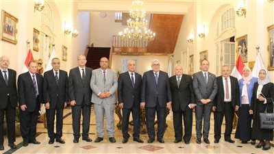 النيابة الإدارية تهدي رئيس مجلس الدولة الدرع التذكاري 