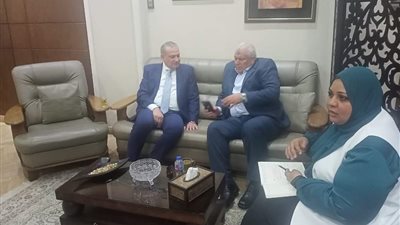 محافظ الوادى الجديد يبحث مع رئيس 