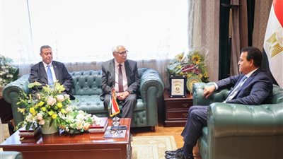 وزير الصحة يستقبل نظيره الفلسطيني لمناقشة الدعم الطبي للأشقاء في غزة 