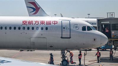  راكب يفتح باب طائرة بالخطوط الجوية الصينية ظنا أنه المرحاض، ماذا حدث؟