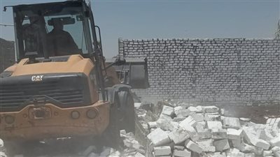 إزالة 5 حالات تعد على أملاك الدولة بأرمنت في الأقصر