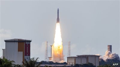 لحظة انطلاق الصاروخ أريان 6 الأوروبي في رحلته الأولى للفضاء (فيديو)