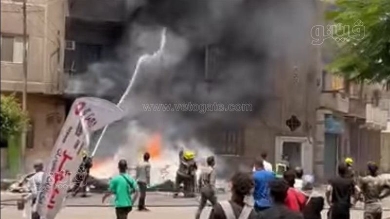 جانب من إخماد الحريق،