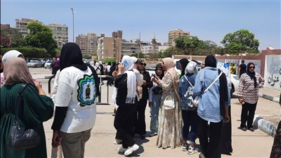 طلاب الثانوية بالإسماعيلية يتوافدون على اللجان لأداء امتحانات الجبر والجولوجيا وعلم النفس 