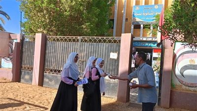 توزيع المياه والعصائر على طلاب الثانوية العامة في الوادي الجديد (صور)