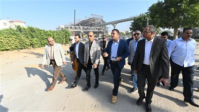 جولة موسعة لوزير الإسكان بمشروعات الطرق في القاهرة الجديدة 