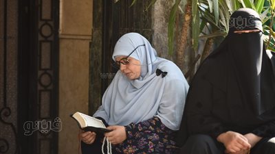 بالمصاحف، انتظار أمهات طلاب الثانوية العامة أمام لجان الامتحان (صور)