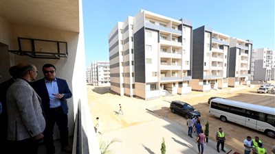 وزير الإسكان يتفقد شقق سكن لكل المصريين بالقاهرة الجديدة