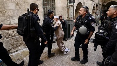 عشرات المستوطنين يقتحمون المسجد الأقصى بحماية شرطة الاحتلال