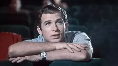  محمود رضا.. بدأ حياته موظف حسابات.. أسس أول فرقة متخصصة فى الرقص الشعبي الاستعراضي.. ظهر راقصًا في عدد من الأفلام السينمائية.. ورحل في التسعين بعد صراع مع المرض