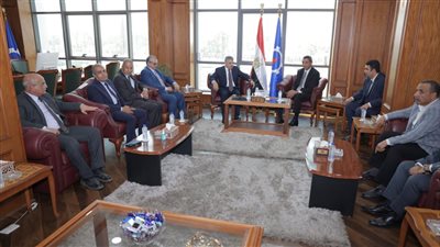 أسامة ربيع يهنئ محافظ السويس ويؤكد استمرار التعاون في المشروعات التنموية 