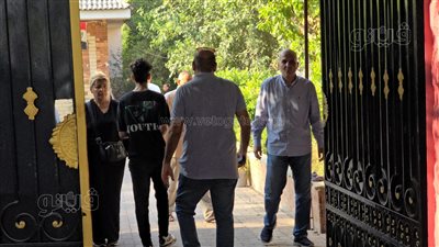 تفتيش طلاب الثانوية العامة بالعصا الإلكترونية قبل دخول اللجان (صور)