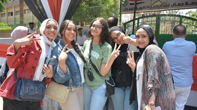 30 صورة ترصد فرحة طلاب الثانوية العامة عقب امتحانات الجبر والجيولوجيا وعلم النفس