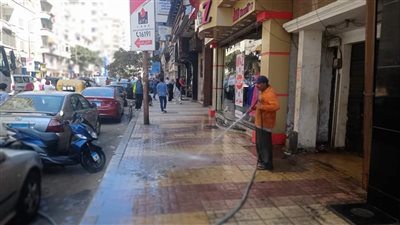  غسل الأرصفة بحي شرق الإسكندرية (صور)