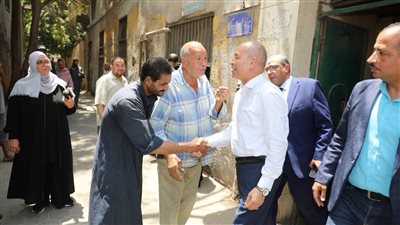 محافظ القاهرة يقوم بزيارة مفاجئة لمخبز بالسيدة زينب ويستمع لشكاوى المواطنين (صور) 