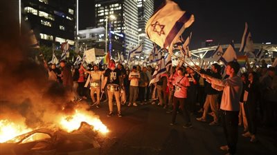 إعلام عبري: آلاف يتظاهرون في عدة مدن إسرائيلية للمطالبة بإعادة الأسرى من غزة