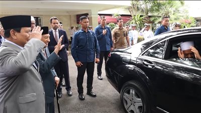 بعد مراسم استقبال رسمية، الرئيس الإندونيسي يؤدي التحية العسكرية لـ شيخ الأزهر (فيديو)