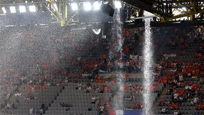 الأمطار تغمر ملعب سيجنال إيدونا بارك قبل مباراة هولندا وإنجلترا (فيديو)