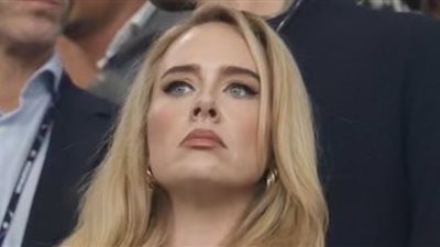 أديل تصرخ على الجمهور في مباراة إنجلترا وهولندا (فيديو)