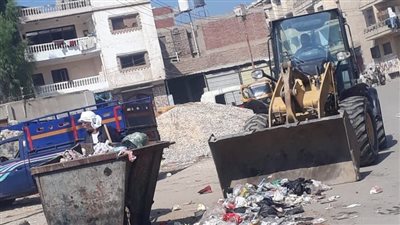 استمرار رفع تراكمات القمامة بالحسينية في الشرقية 