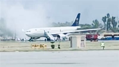 حريق على متن طائرة سعودية خرجت عن المدرج في مطار بيشاور (فيديو وصور)