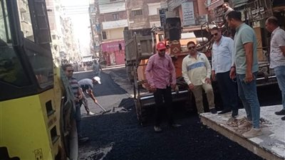 رئيس مدينة كفر الدوار يتابع أعمال رصف شارع المحكمة 